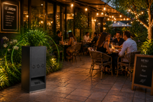 borne anti moustique installée sur une terrasse de restaurant pour protéger les clients
