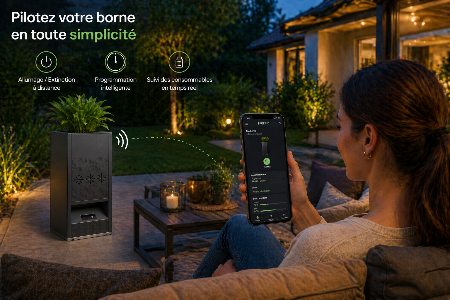 emme assise dans un salon de jardin pilotant une borne anti moustique connectée avec son smartphone